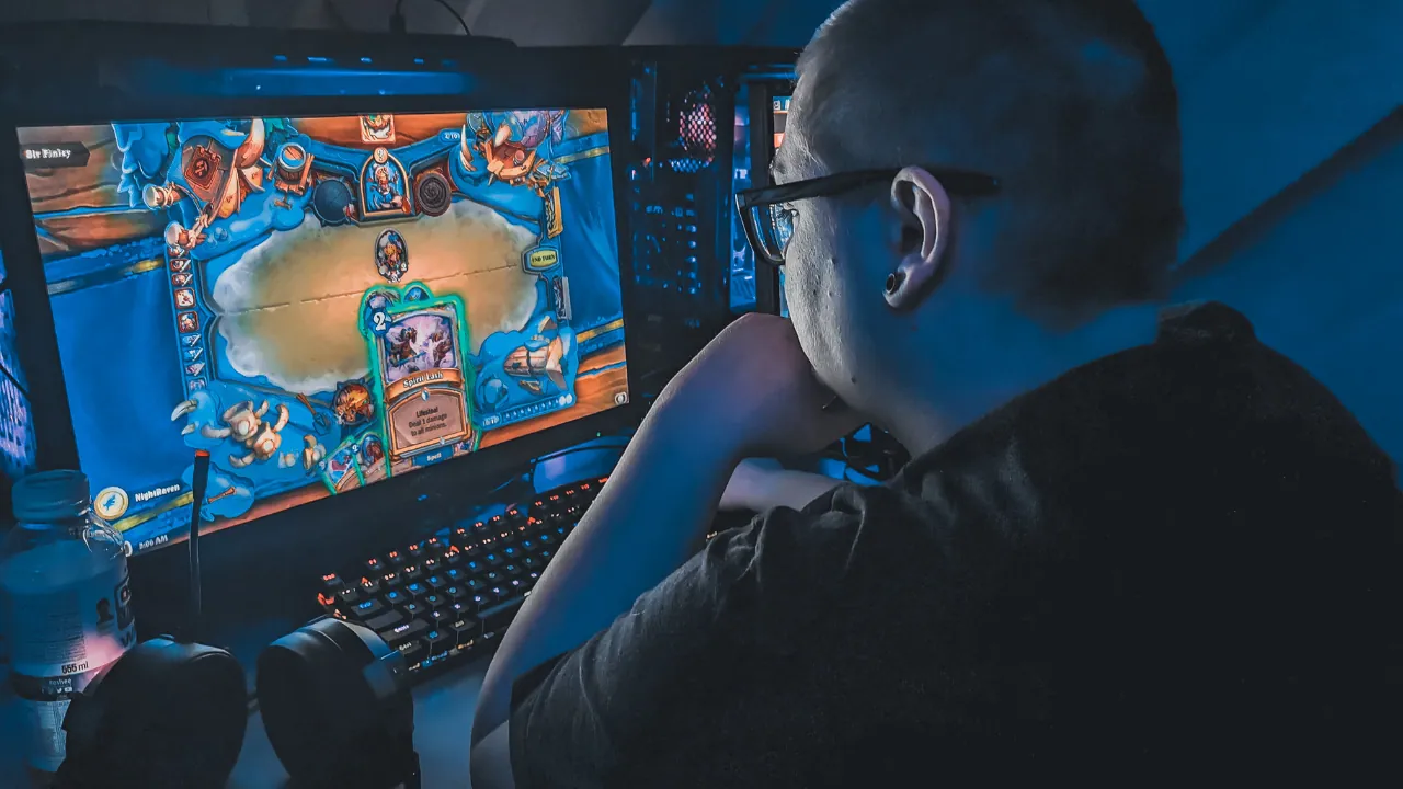 homme jouant à la console