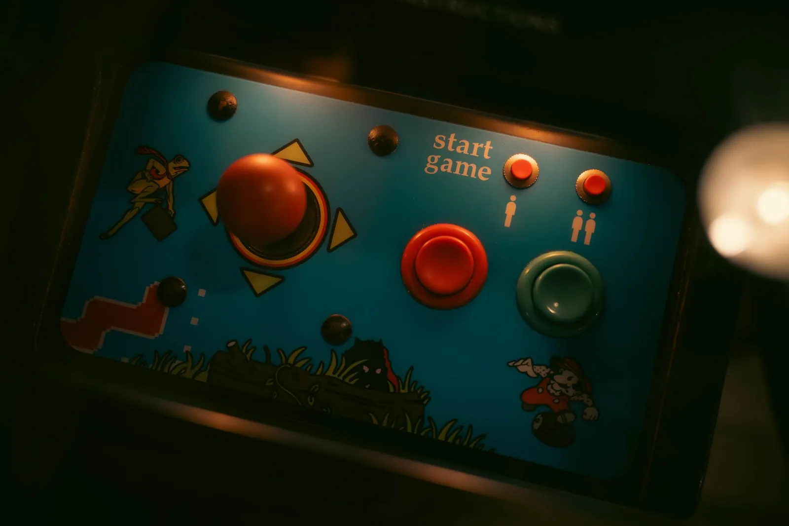 Joystick et boutons rouges d'une borne d'arcade rétro