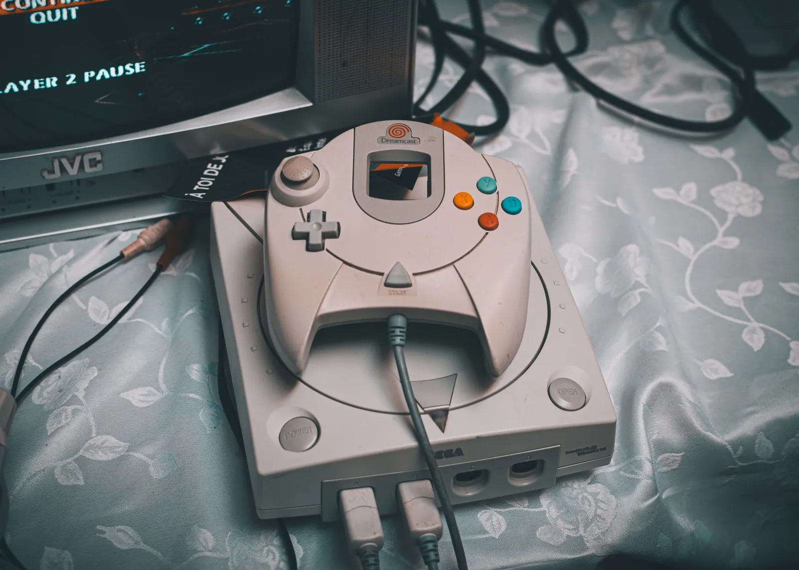 Console Dreamcast branchée à un téléviseur à tube cathodique avec sa manette