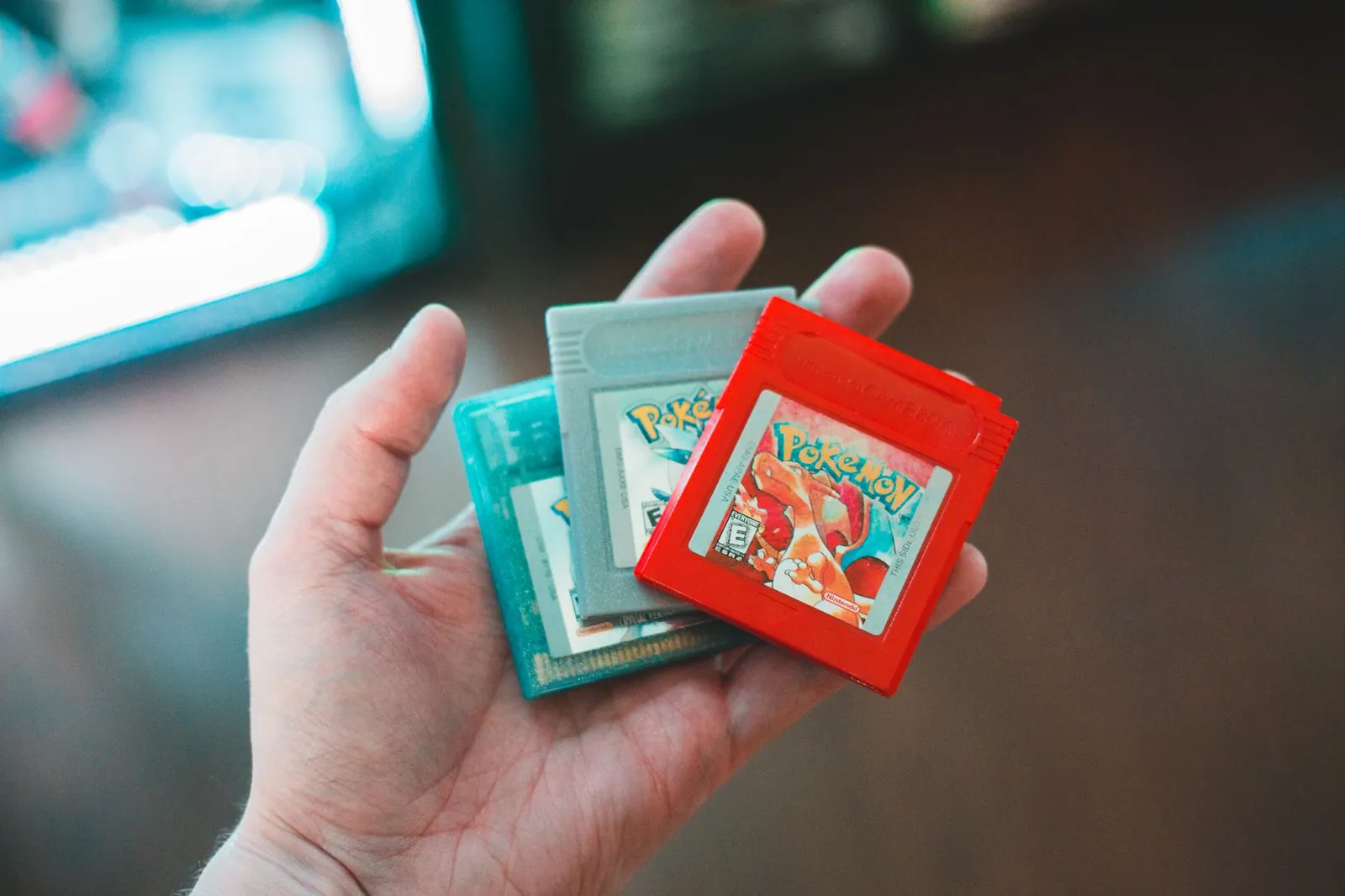 Main tenant des cartouches Pokémon pour Game Boy